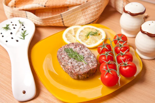 Tomates cerises et hacher dans une assiette à côté de la casserole — Photo