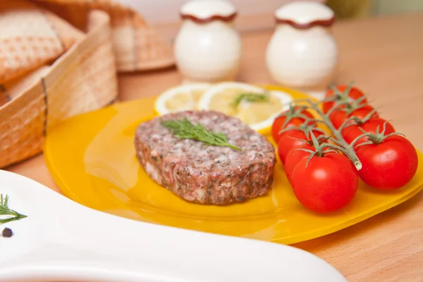 Tomates cereja e pique em um prato ao lado da panela — Fotografia de Stock