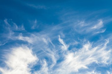 Bir mavi gökyüzü arka plan beyaz cirrus bulutlar