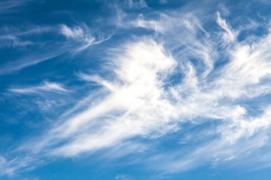 Bir mavi gökyüzü arka plan beyaz cirrus bulutlar
