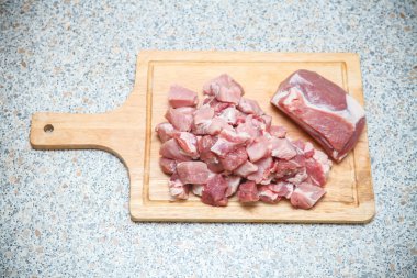 bir kesme tahtası üzerinde küçük parçalar halinde doğranmış et