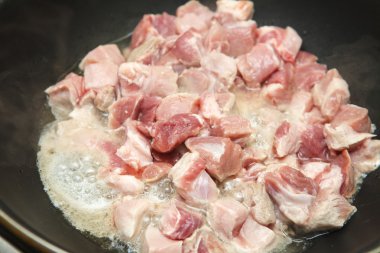 parçalar halinde kesilmiş et bir tencerede kızartılır