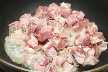 parçalar halinde kesilmiş et bir tencerede kızartılır