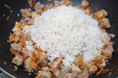 bir tavada hazırlanan pilav