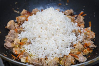 bir tavada hazırlanan pilav