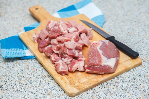 Fleisch auf einem Schneidebrett in kleine Stücke geschnitten — Stockfoto