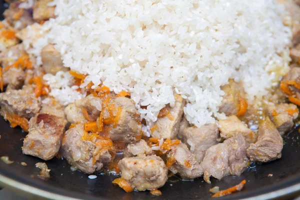 bir tavada hazırlanan pilav