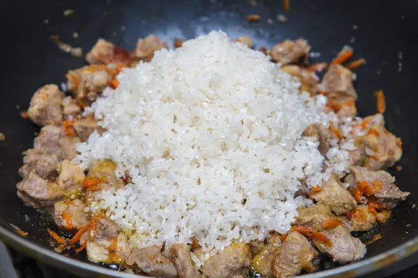 bir tavada hazırlanan pilav