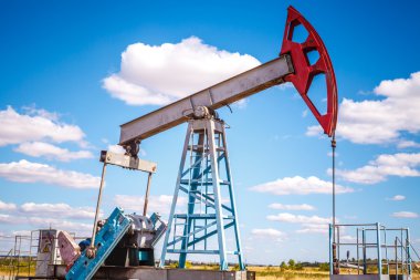 Yağ pompası bir arka plan bulutlu gökyüzü alanında