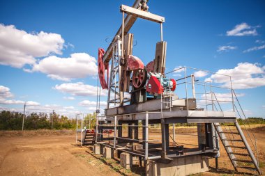 Yağ pompası bir arka plan bulutlu gökyüzü alanında