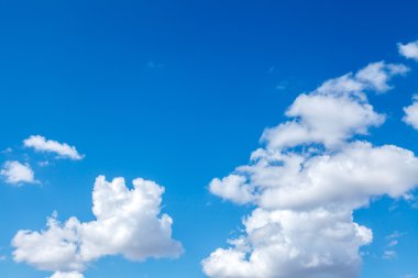 Mavi gökyüzü arka plan, kötü hava üzerinde Cumulus bulutları