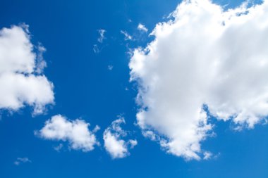 Mavi gökyüzü arka plan, kötü hava üzerinde Cumulus bulutları
