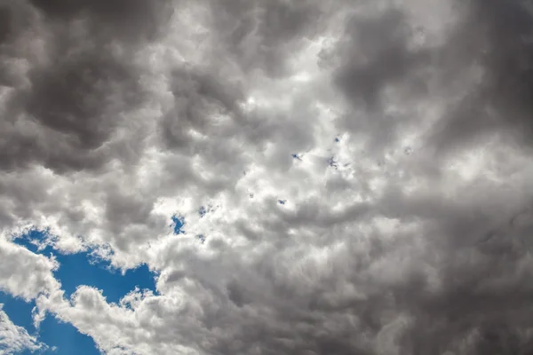 Mavi gökyüzü arka plan, kötü hava üzerinde Cumulus bulutları — Stok fotoğraf