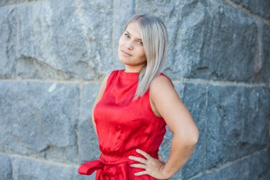 güzel kız parkta açık kırmızı Abiye poz