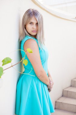 adım, açık poz turkuaz elbiseli güzel kız
