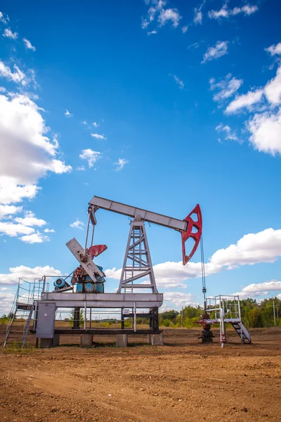 Oliepomp in openlucht veld — Stockfoto