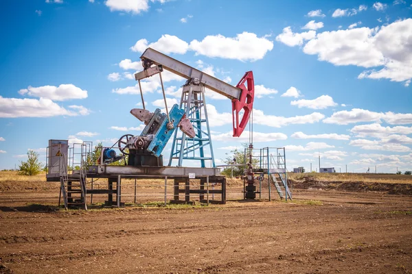 Oil pump in outdoors field — Stock Photo, Image