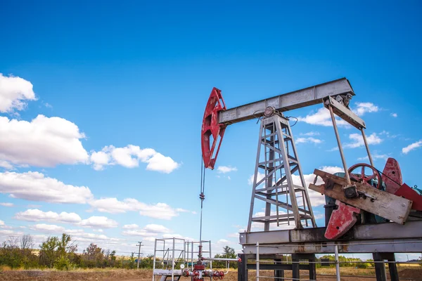 Oil pump in outdoors field — Stock Photo, Image