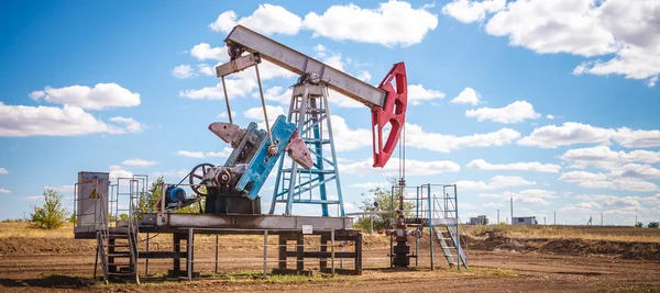 Oil pump in outdoors field — Stock Photo, Image