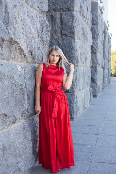 Hermosa chica posando en un vestido de noche rojo en el parque al aire libre —  Fotos de Stock