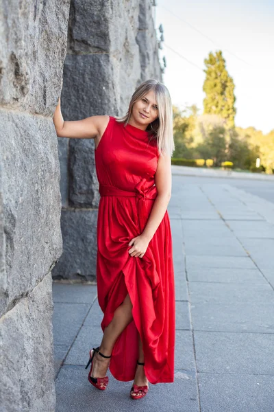 Hermosa chica posando en un vestido de noche rojo en el parque al aire libre —  Fotos de Stock