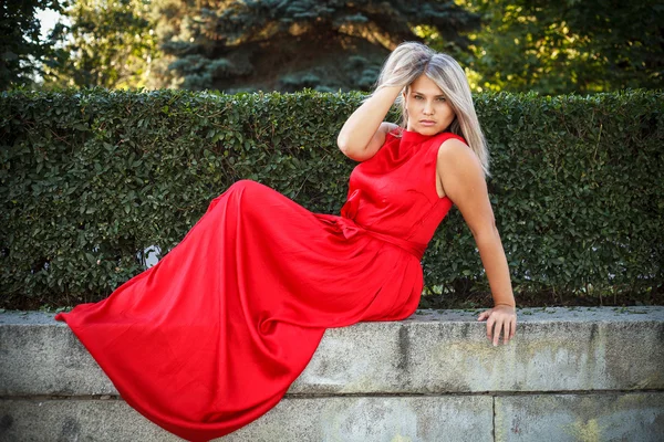 Güzel kız parkta açık kırmızı Abiye poz — Stok fotoğraf