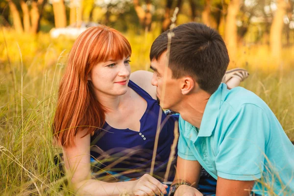 Pareja acostada una al lado de la otra en un prado, al aire libre — Foto de Stock