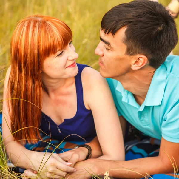 Pareja acostada una al lado de la otra en un prado, al aire libre —  Fotos de Stock