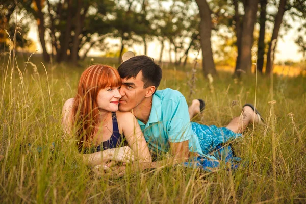 Pareja acostada una al lado de la otra en un prado, al aire libre —  Fotos de Stock