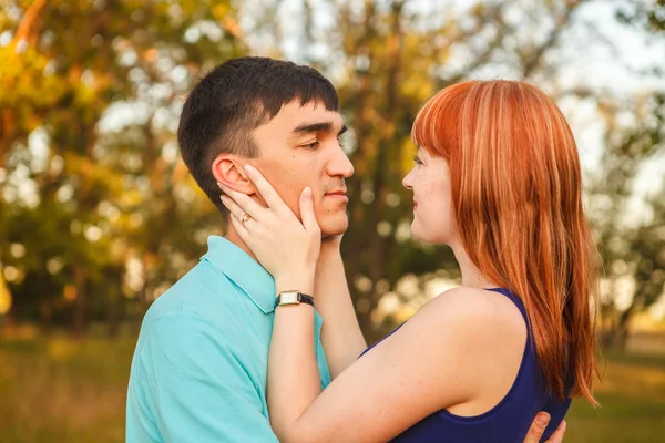 Pareja joven abrazándose en el bosque al aire libre — Foto de Stock