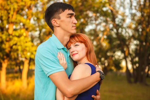 年轻的夫妇，在户外的森林中拥抱 — 图库照片