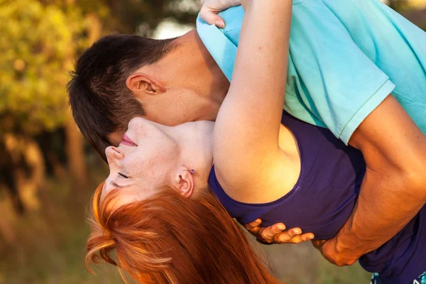 Jovem casal abraçando na floresta ao ar livre — Fotografia de Stock