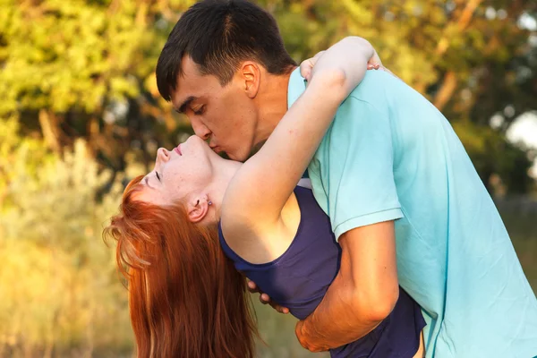 Jovem casal abraçando na floresta ao ar livre — Fotografia de Stock