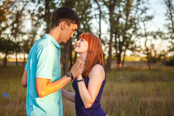 Jovem casal andando mão na floresta ao ar livre — Fotografia de Stock