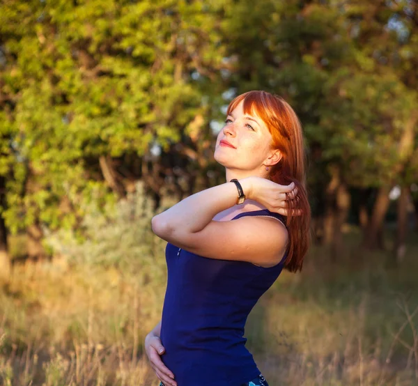 İçinde belgili tanımlık açık havada poz güzel kızıl saçlı kız — Stok fotoğraf