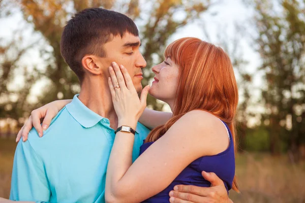 Ungt par i kärlek tittar på varandra i en park, närbild — Stockfoto