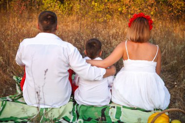 Anne baba ve oğul kamera Park açık havada geri