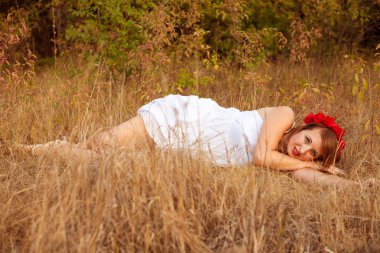 açık havada çim yalan poz güzel genç kadın