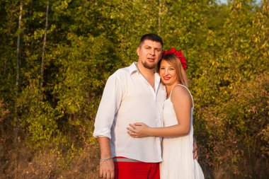 karı koca park açık havada sarılma