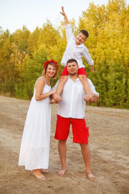 Anne baba ve oğul vasıl belgili tanımlık park açık havada poz