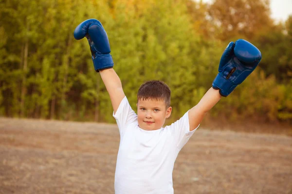 Junge mit Boxhandschuhen posiert im Wald — Stockfoto