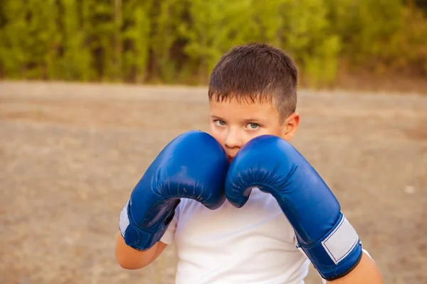 Niño con guantes de boxeo posando en el bosque al aire libre —  Fotos de Stock