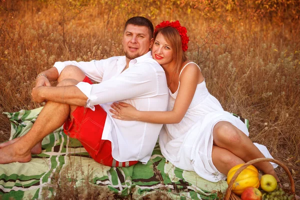 Manžel a manželka sedí na pléd v parku — Stock fotografie