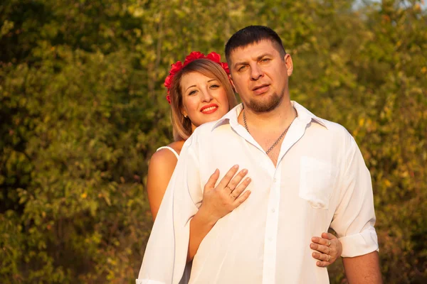 Husband and wife hugging in the park outdoors — Stock Photo, Image