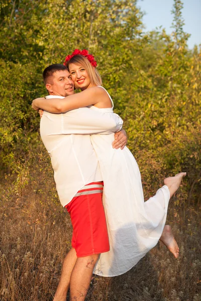 Mann und Frau umarmen sich im Park — Stockfoto