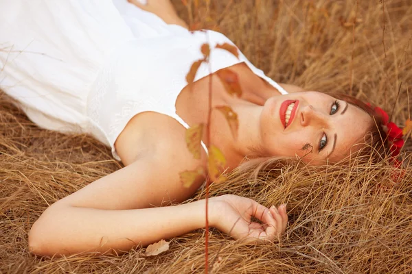 Hermosa joven posando acostada en la hierba al aire libre — Foto de Stock