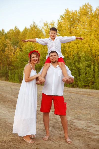 Mamma pappa och son poserar på park utomhus — Stockfoto