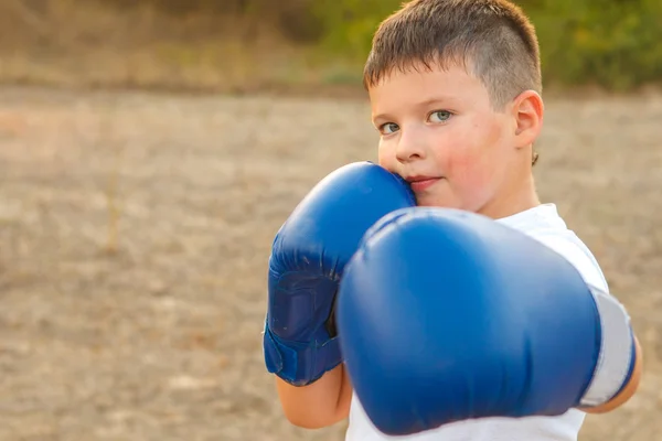 Kleiner Junge Boxer im Freien; Porträt aus nächster Nähe — Stockfoto