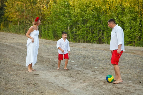 Mutter Papa und Sohn spielen Ball im Freien — Stockfoto