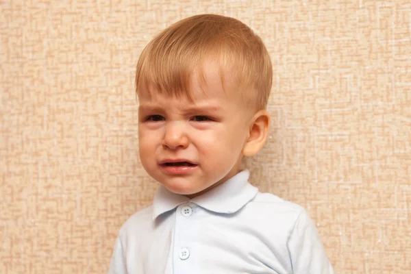 大声で泣いているクローズ アップの肖像画の小さな男の子 — ストック写真